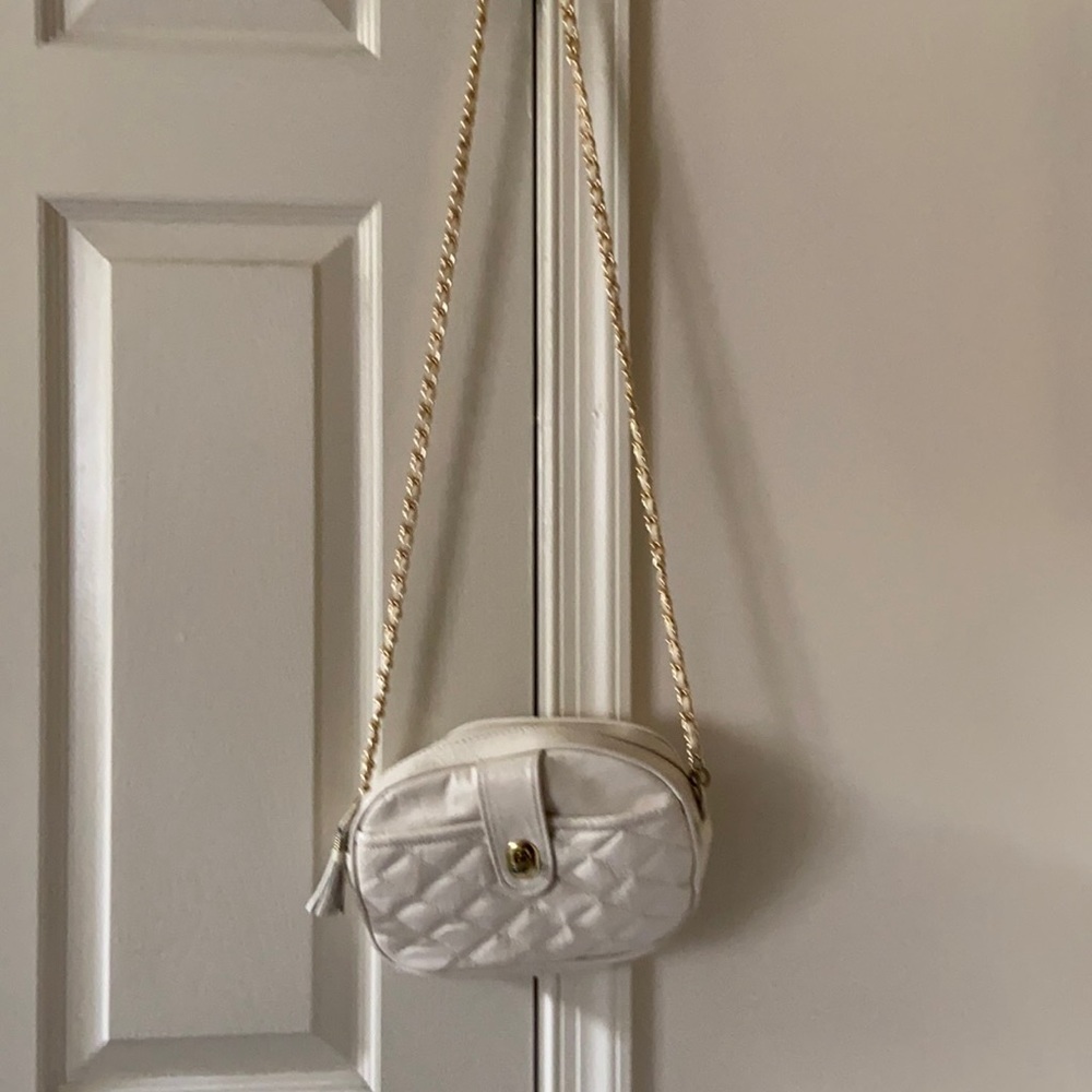 Cream leather shoulder bag with chain strap